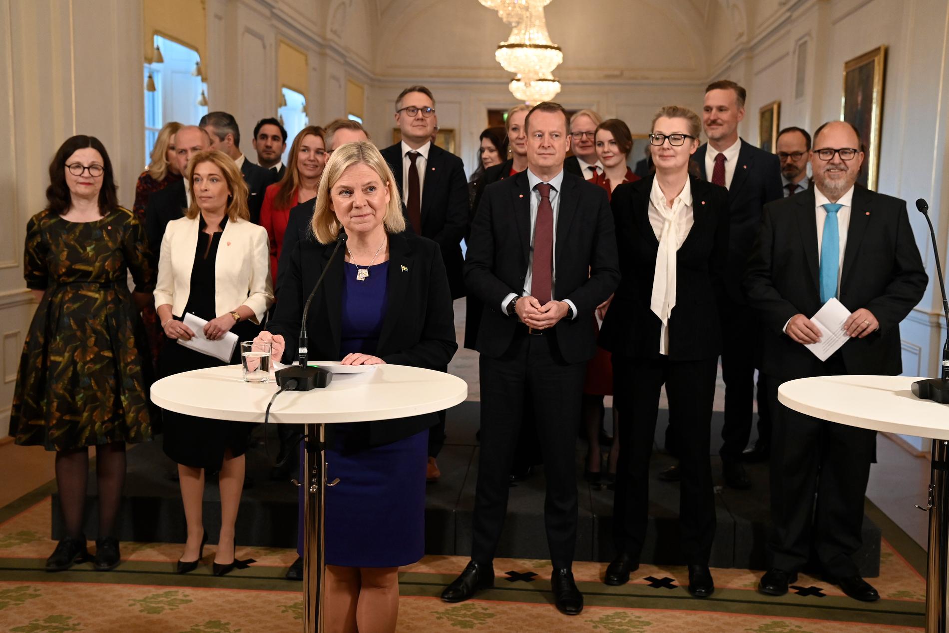 Statsminister Magdalena Andersson med sina nya ministrar när de presenterades. 