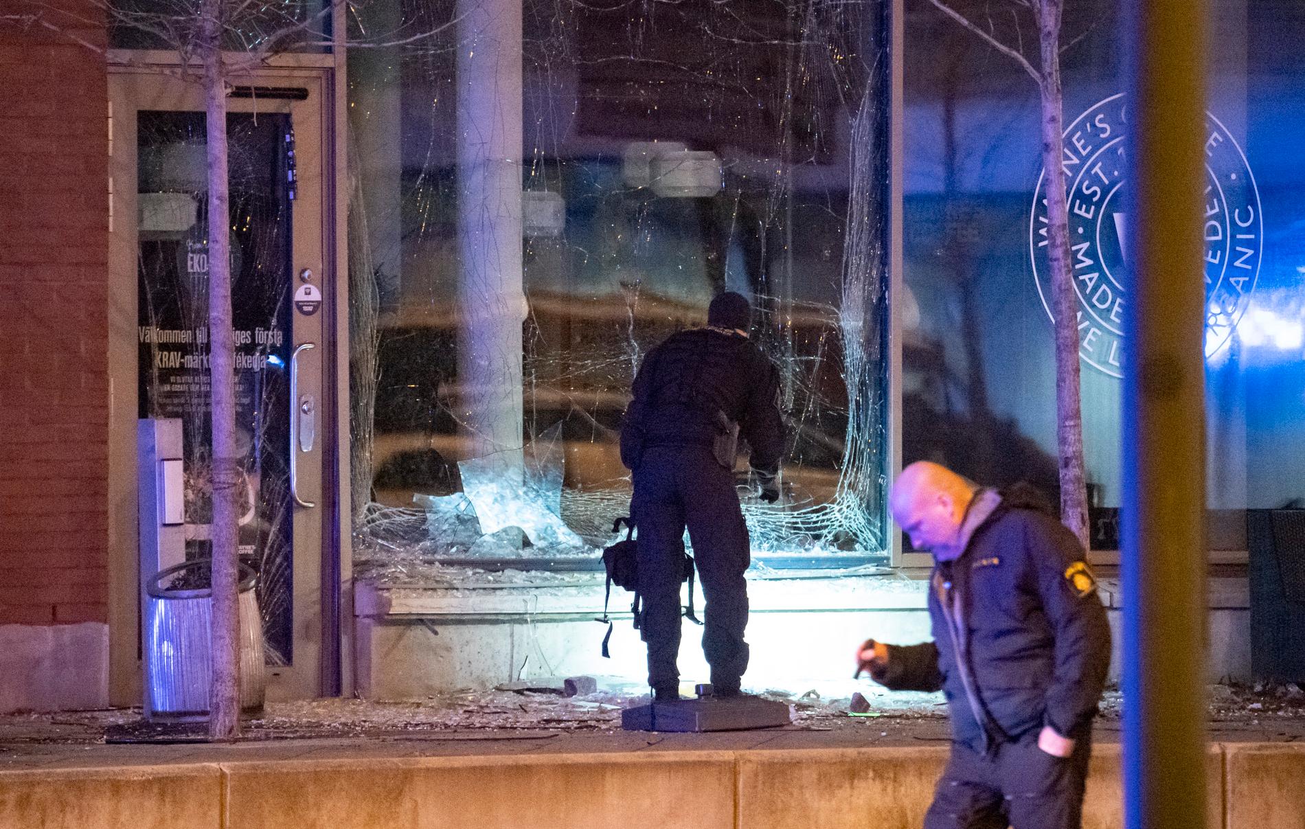 Polis på plats efter den kraftiga detonationen i centrala Malmö.