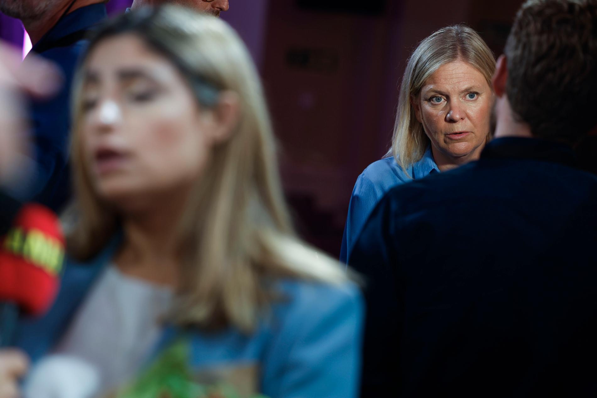 Vänsterpartiets partiledare Nooshi Dadgostar (V) och statsminister Magdalena Andersson (S) efter onsdagskvällens partiledardebatt i Aftonbladet TV på Norra Latin i Stockholm.
