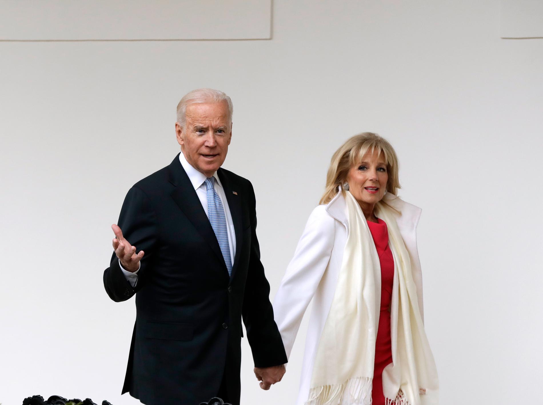 USA:s dåvarande vicepresident Joe Biden och hans hustru Jill utanför Vita huset 2017.
