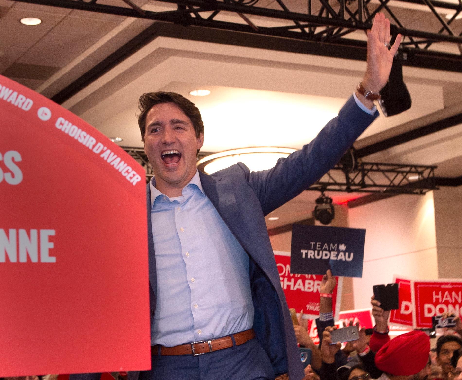 På bilder från kampanjmötet i Mississauga i provinsen Ontario ses Kanadas premiärminister Justin Trudeau bära en skottsäker väst.