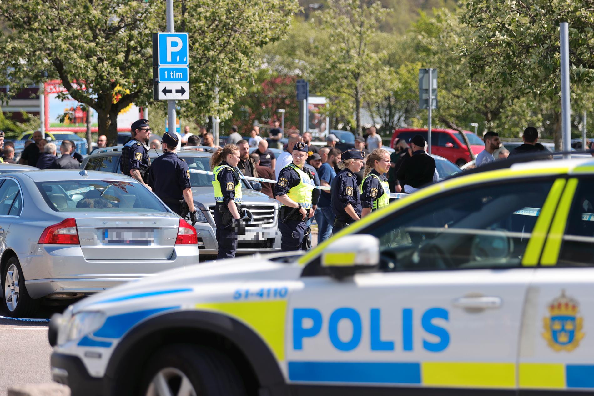 Polisen har fått in en stor mängd tips från allmänheten efter söndagens dödsskjutning vid stadsdelstorget i Hjällbo. En konflikt mellan två grupper antas ligga bakom dådet.