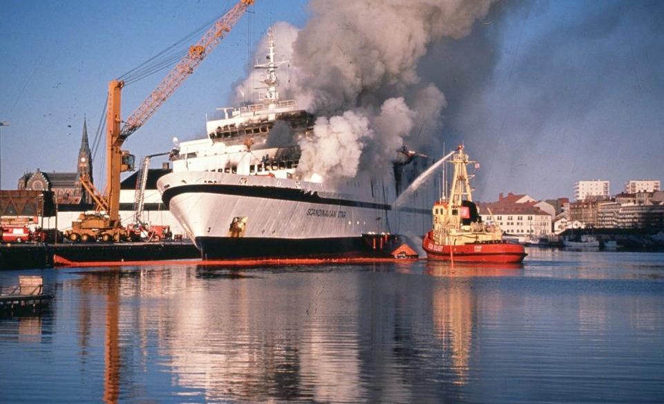 Färjeturen från Norge till Danmark avbröts brutalt natten till den 7 april 1990. Brand hade utbrutit ombord på Scandinavian Star och 158 människor dog. Färjan bogserades till hamnen i Lysekil för släckningsarbete.