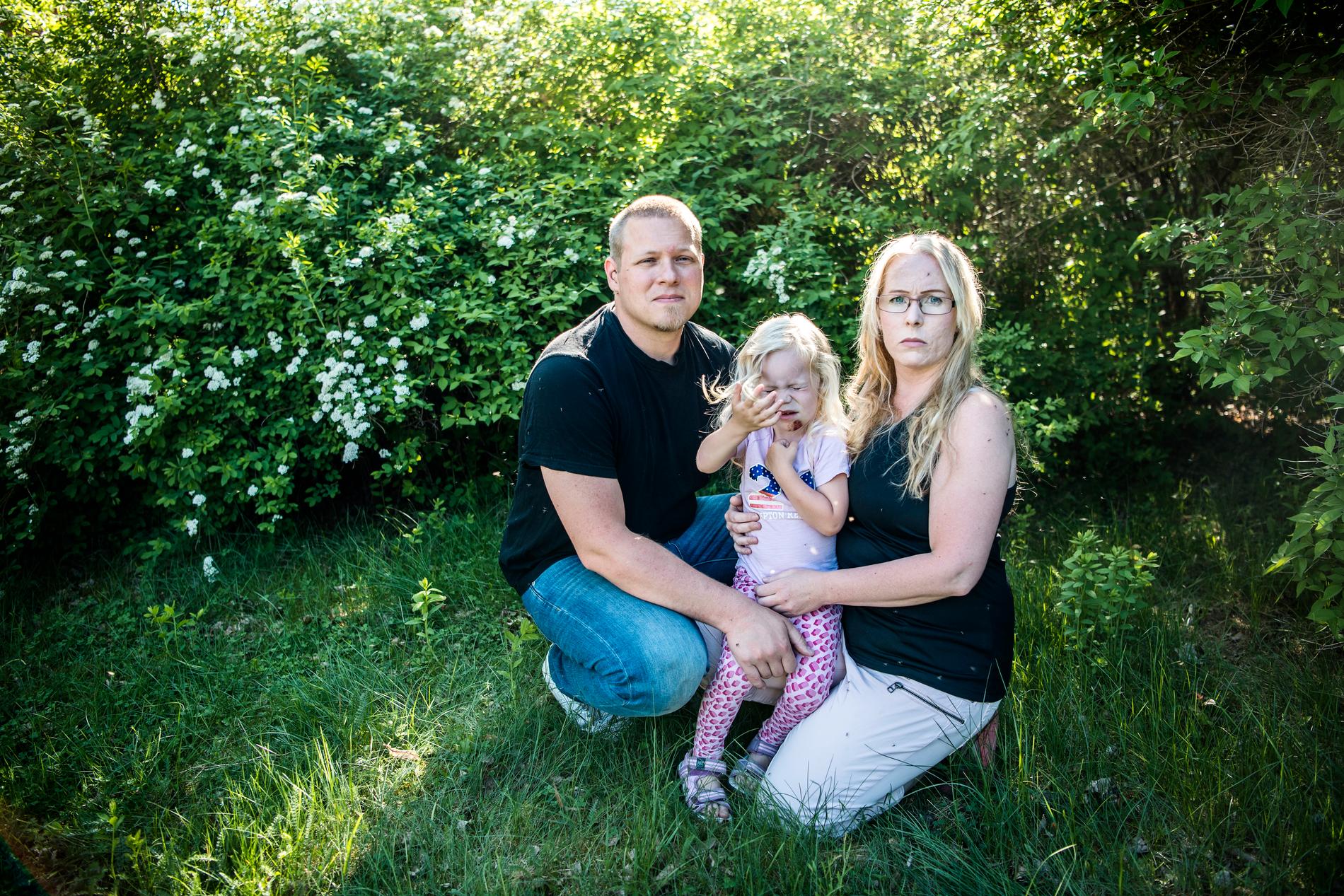”Blir det inte ordning på myggen flyttar vi”, säger Magnus Helinder Moberg, här med dottern Isabella och hustrun Jessica.
