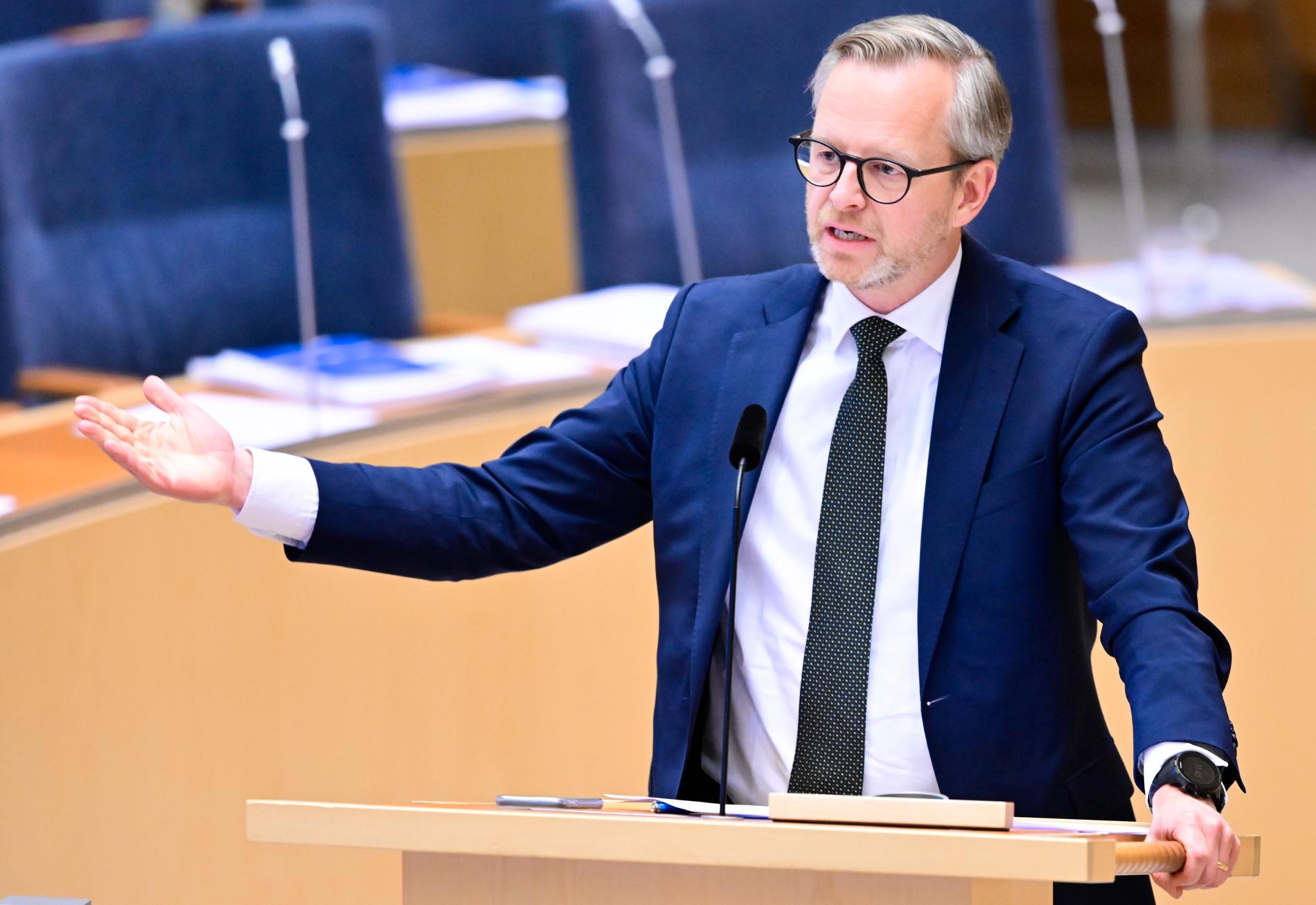 I eftermiddag röstar finansminister Mikael Damberg (S) och hans parti nej till sitt eget budgetförslag för att inom kort lägga fram en justerad vårändringsbudget.