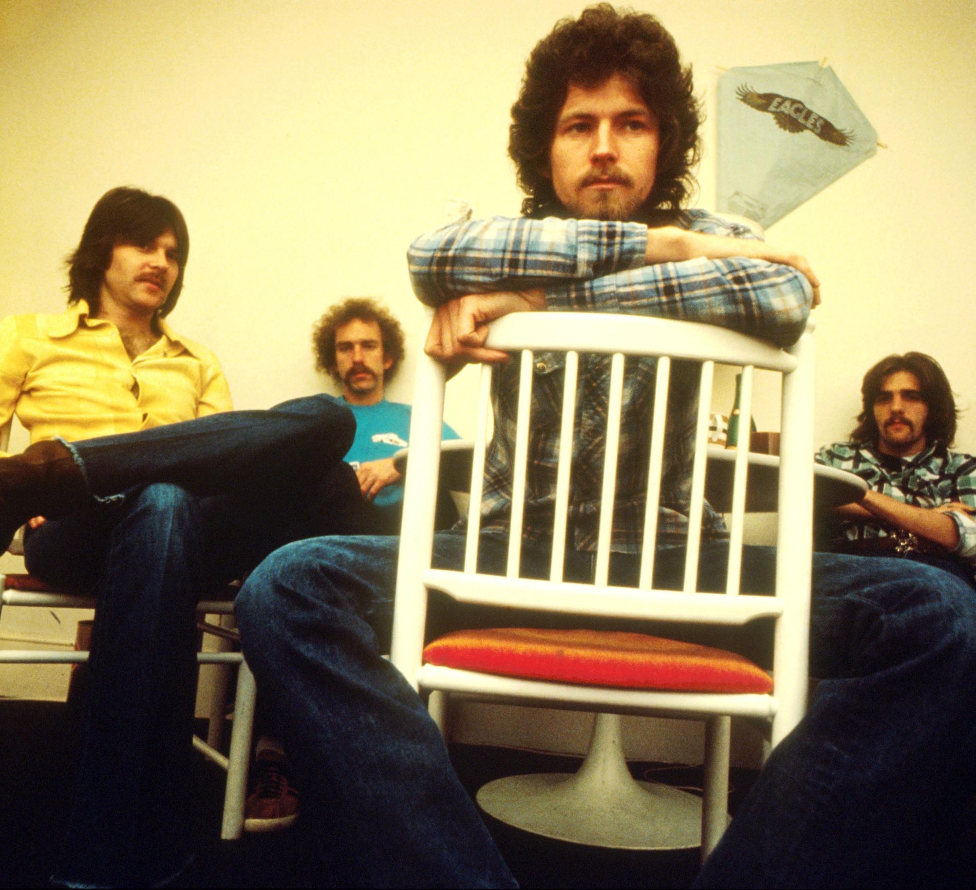 The Eagles,i Holland, 1975. Randy Meisner, Bernie Leadon, Glenn Frey  på stolen och  Don Henley.
