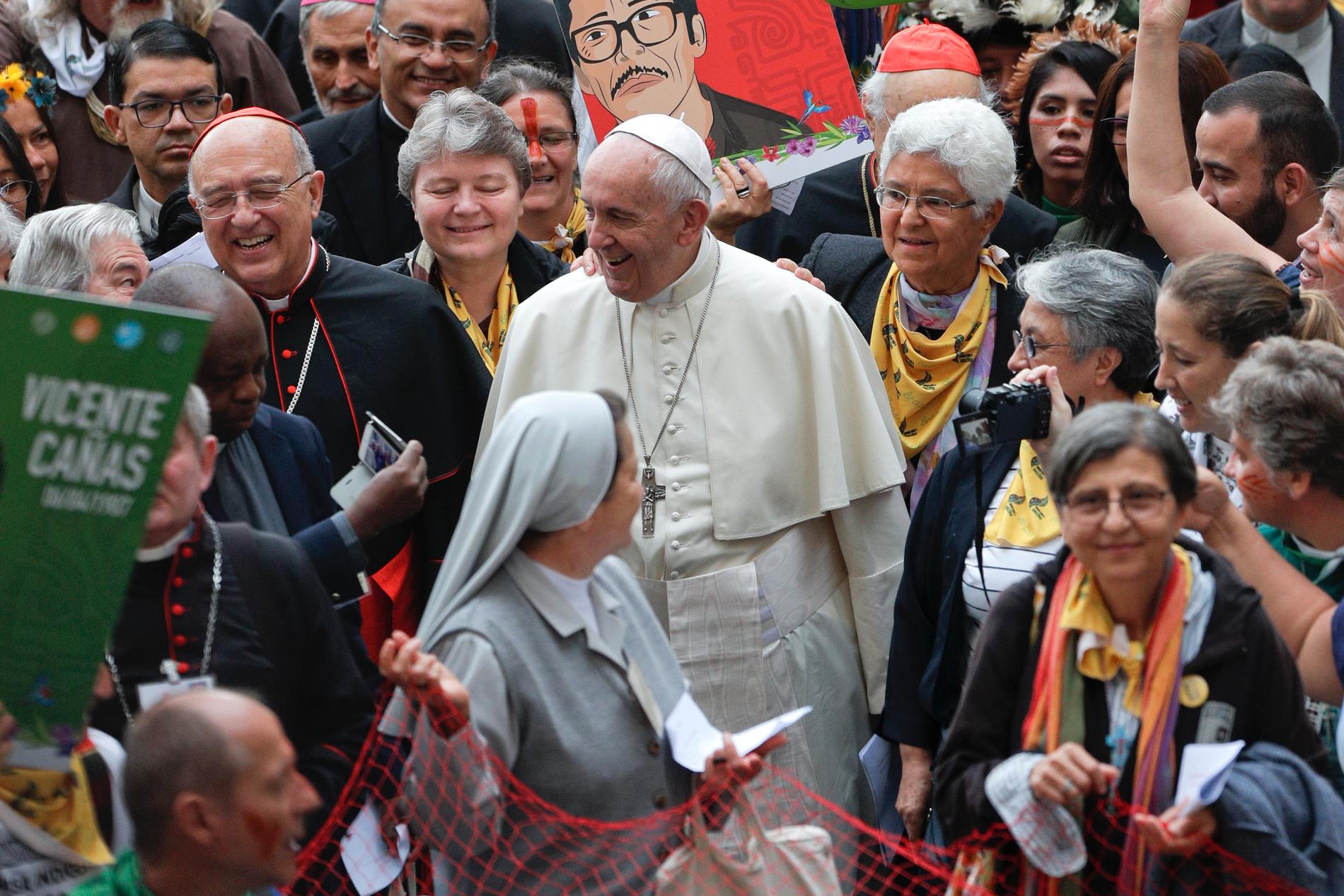 Påve Franciskus i folkmassan vid öppningen av synoden den 7 oktober. Arkivbild.