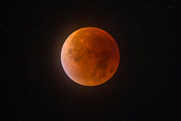 2015 kunde en total månförmörkelse ses från Oslo, såhär röd blir månen då. 