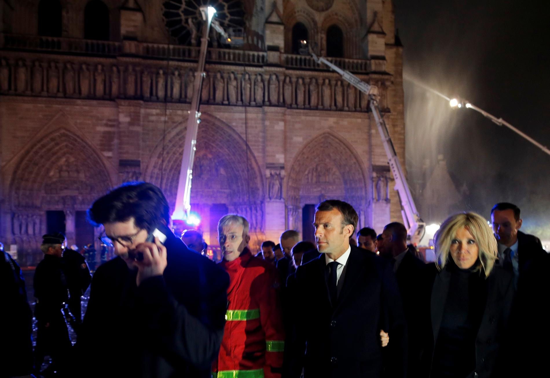 Paris. Måndag 15 april 2019. Frankrikes president Emmanuel Macron och hans fru Brigitte vid branden vid legendariska katedralen Notre Dame.