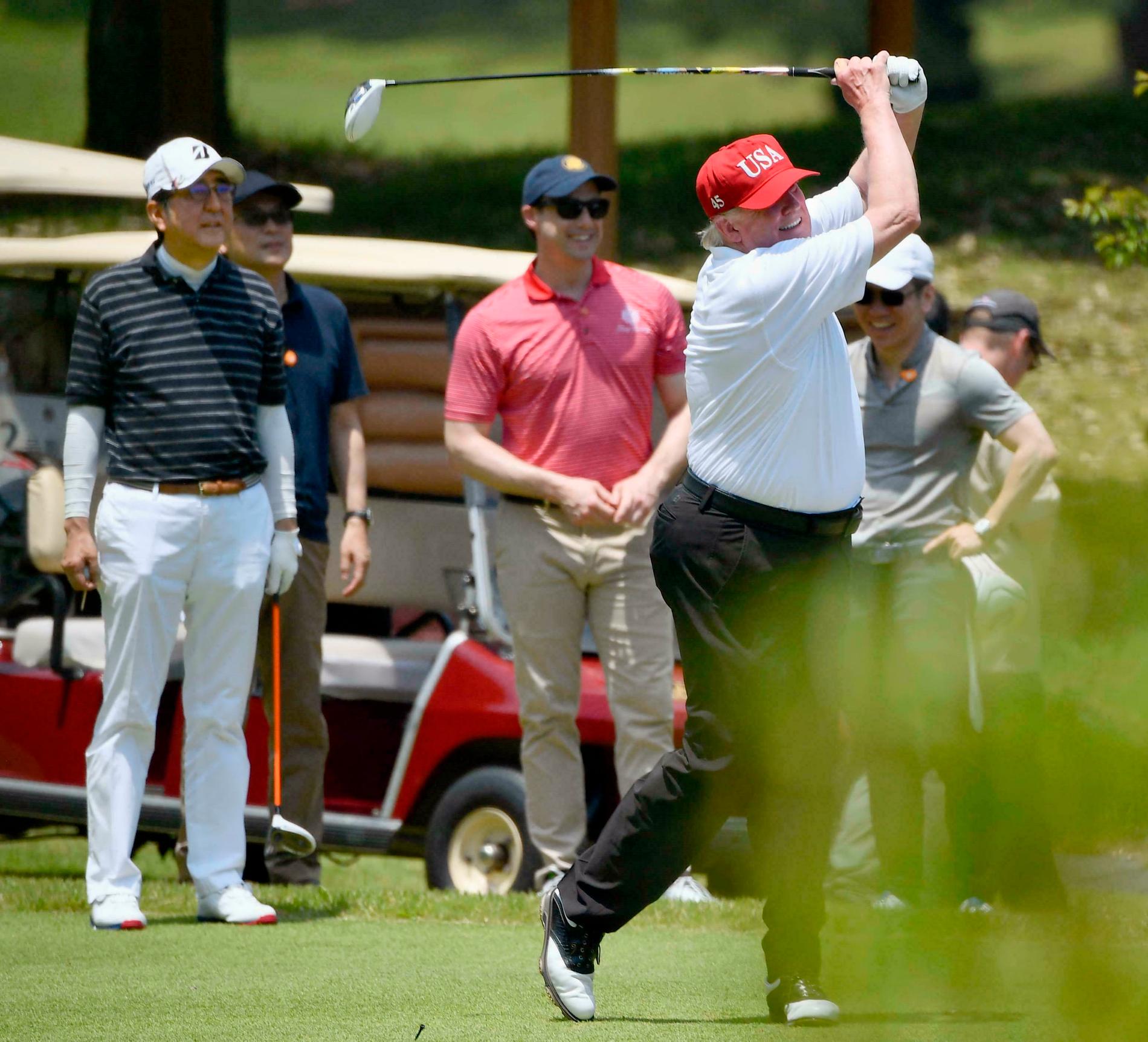 Japans premiärminister Shinzo Abe bjöd med Donald Trump på en golfrunda.