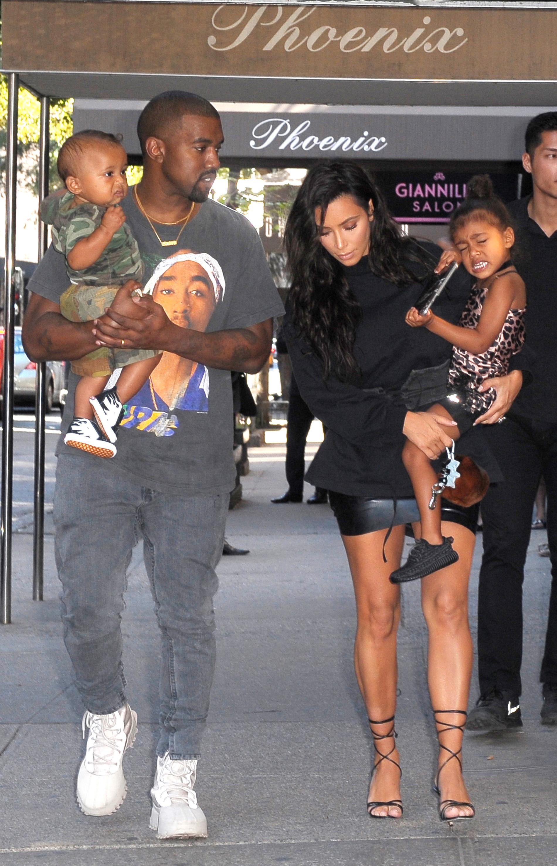 Kim Kardashian och Kanye West tillsammans med familj.