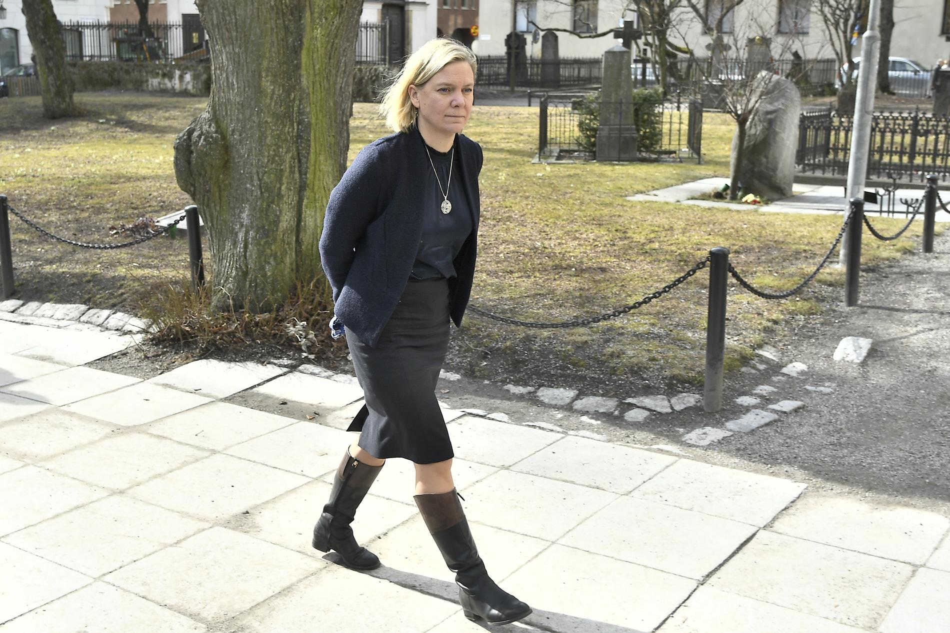 Finansminister Magdalena Andersson (S) anländer till minnesgudstjänsten.