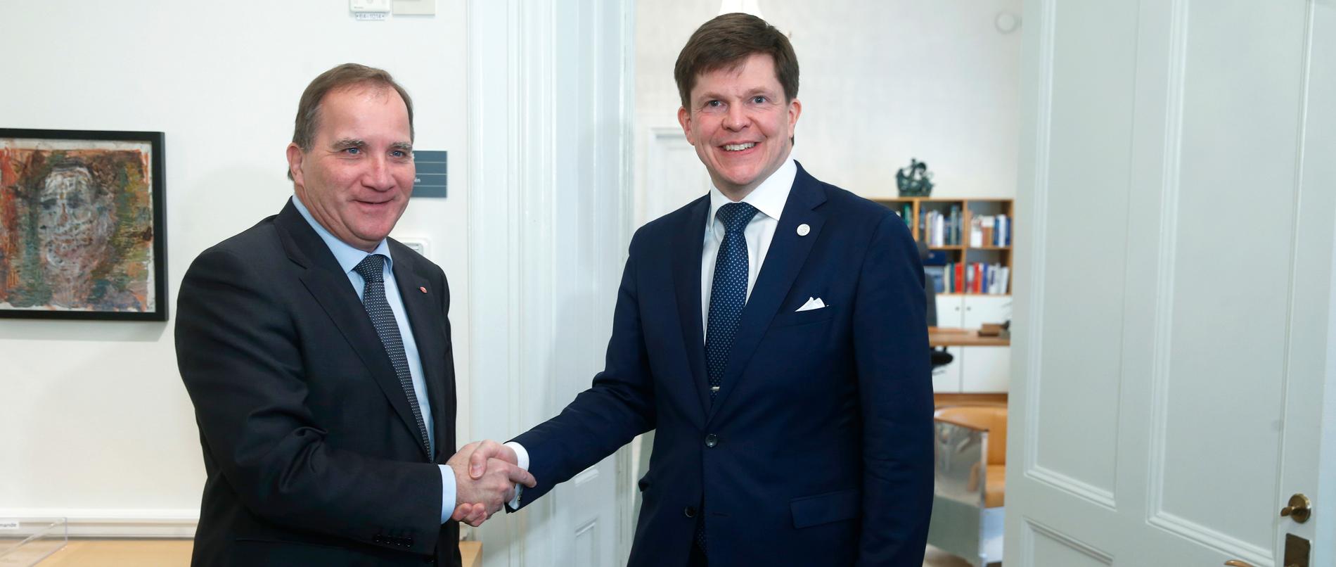 Stefan Löfven hälsar på riksdagens talman Andreas Norlén inför den andra talmansrundan.