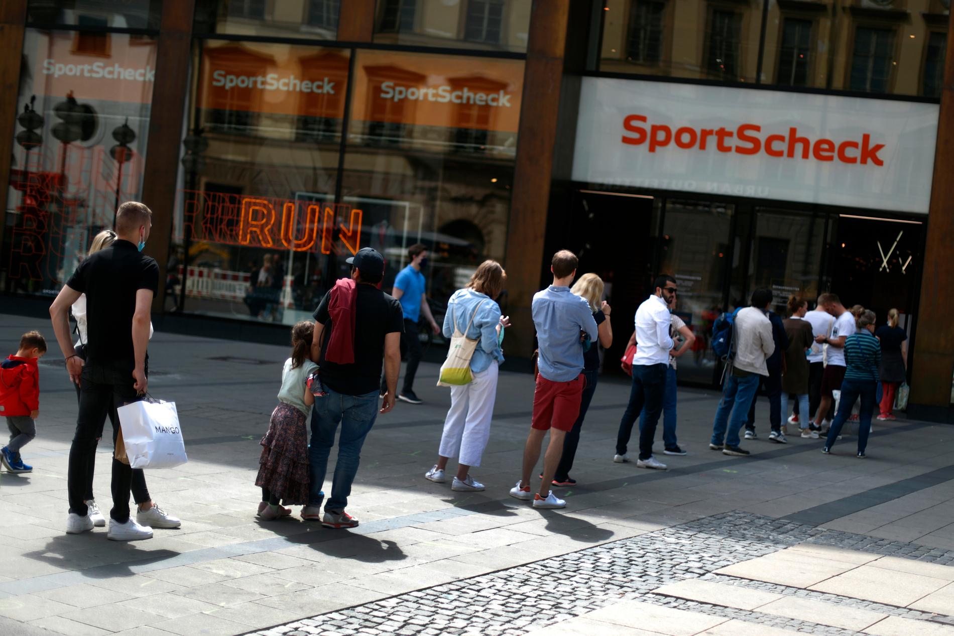 Även i Tyskland, som här i München, lockade nyöppnade butiker isoleringströtta kunder.