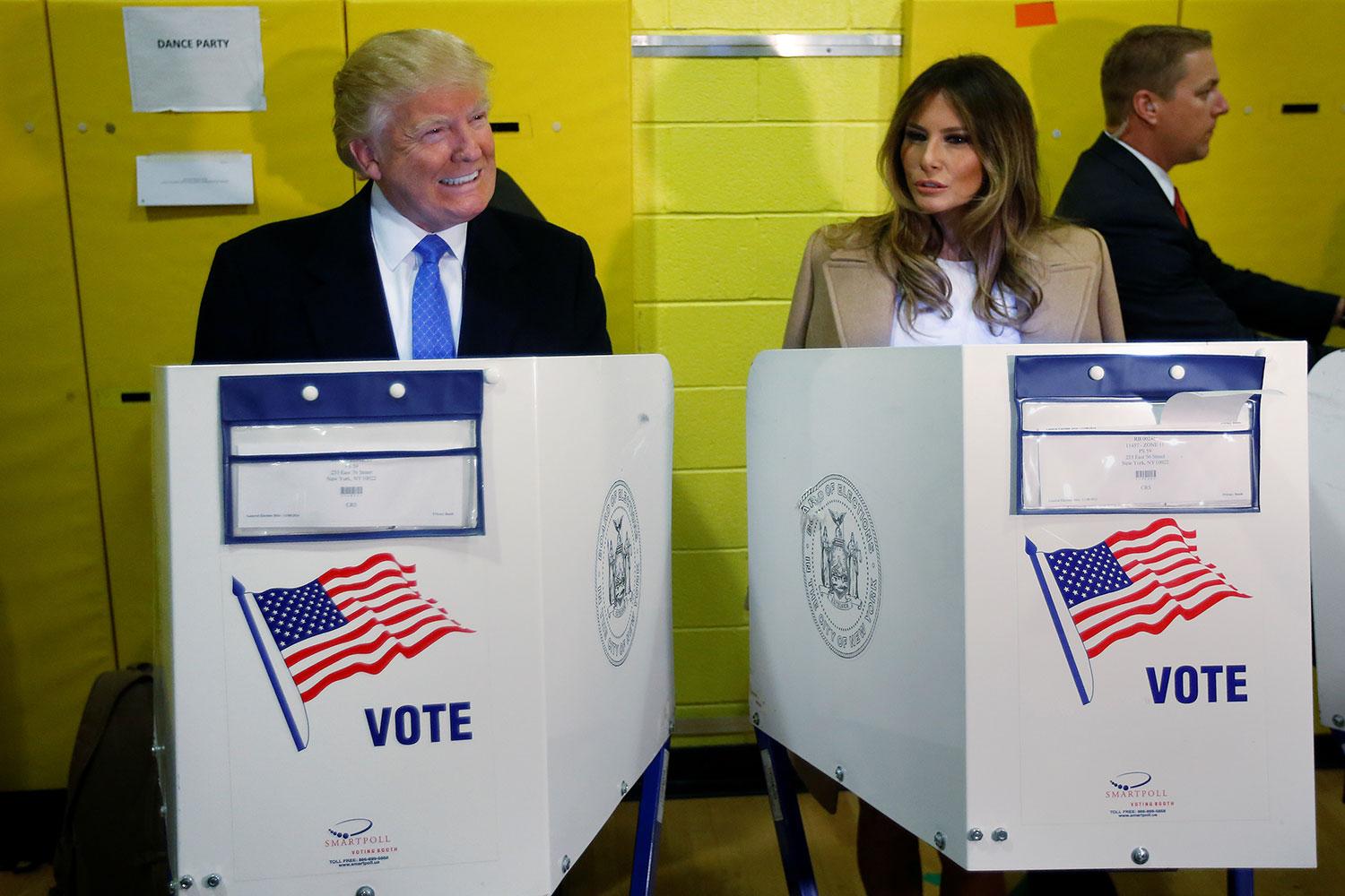 Trump och hans hustru Melania röstar.