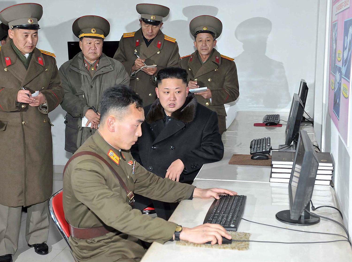 Nordkoreas ledare Kim Jong-Un inspekterar datorerna på en militär institution på hemlig plats i landet. Arkivbild.