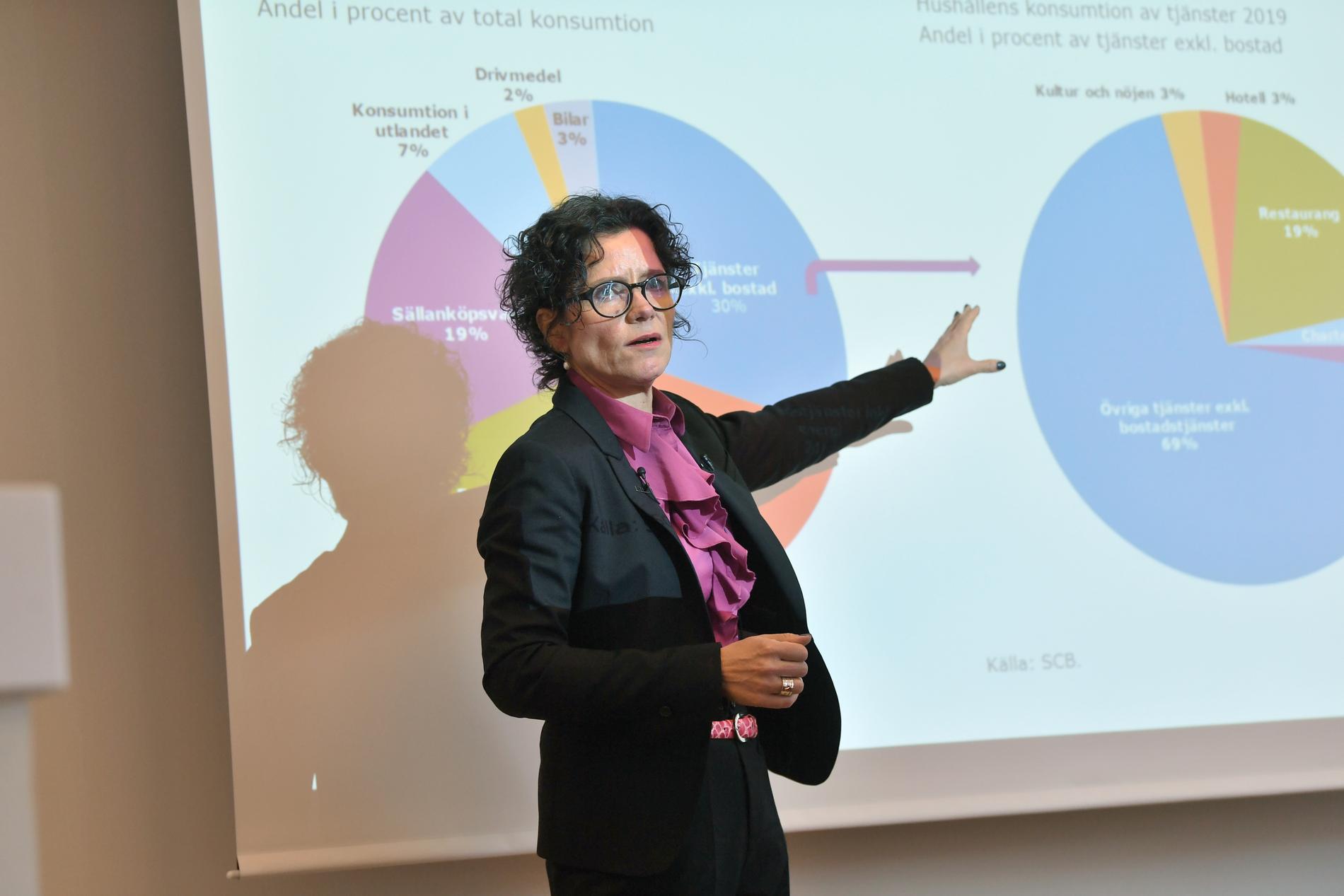 Prognoschef Ylva Hedén Westerdahl presenterar Konjunkturinstitutets prognos över konjunkturläget under en pressträff i Stockholm.