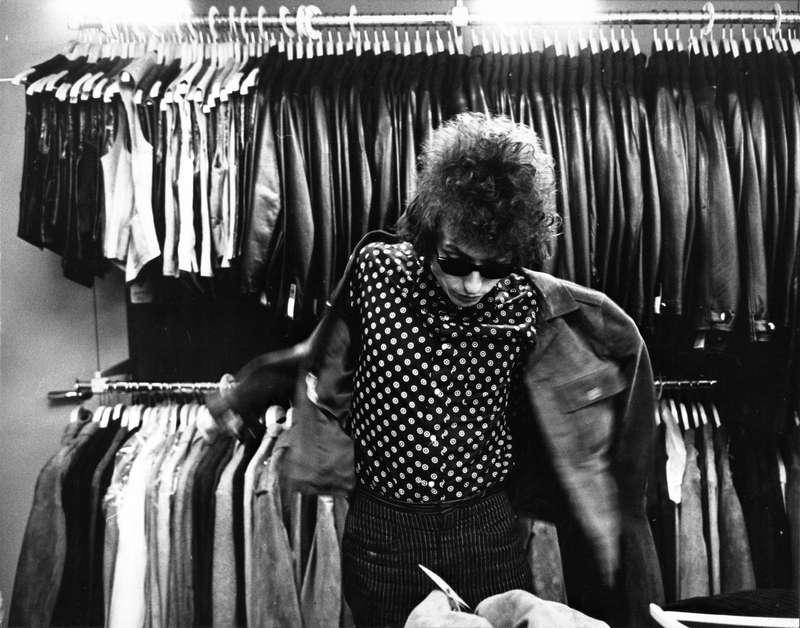 Bob Dylan provar kläder i Gulins herrklädesaffär i Stockholm 1966.