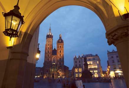Torget Rynek är Krakows mest kända plats och är ett av de största medeltida torgen i Europa. Här ligger den praktfulla Mariakyrkan och en av världens äldsta saluhallar, den så kallade tyghallen, Sukiennice.
