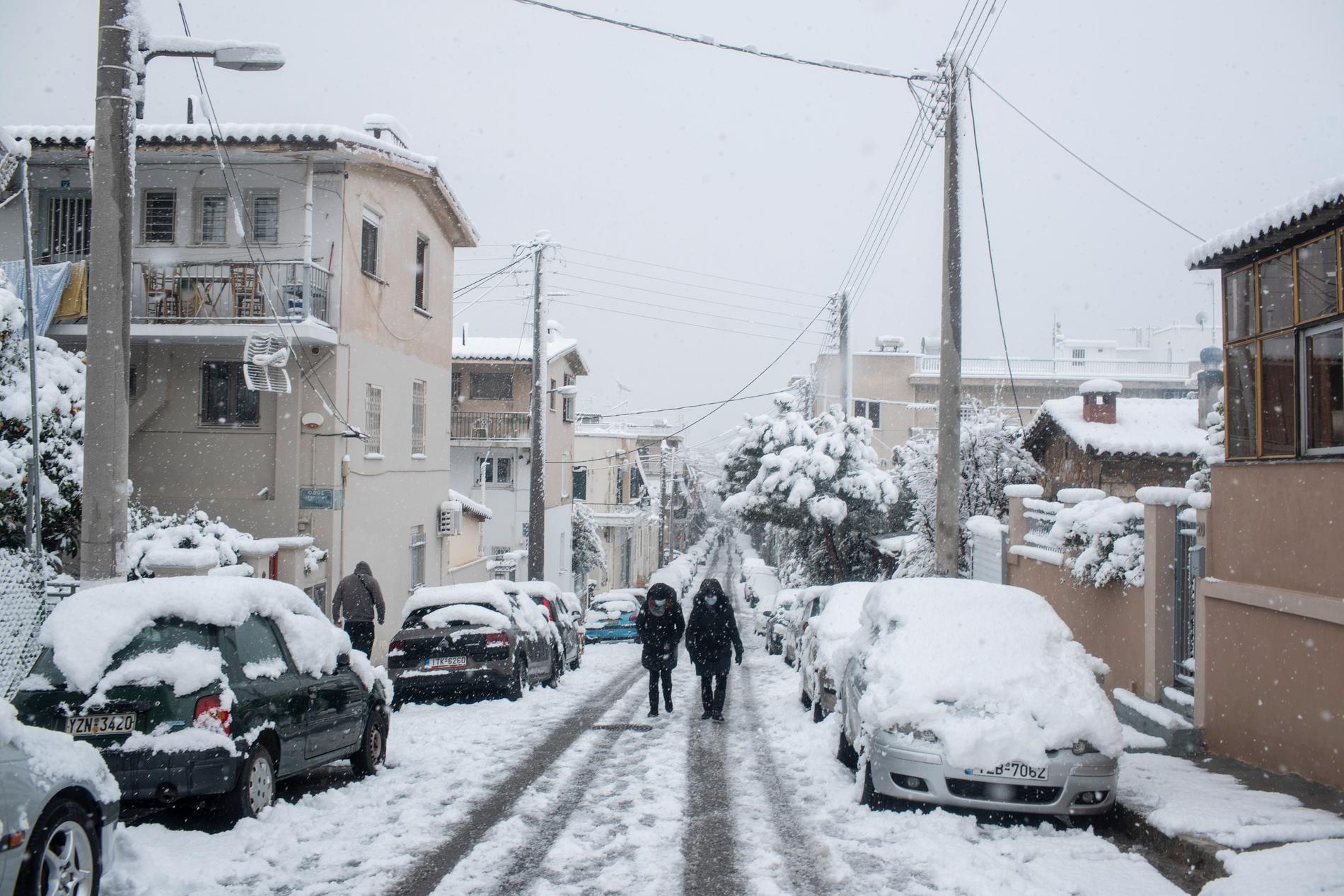 Förvånade atenare på snöiga gator.