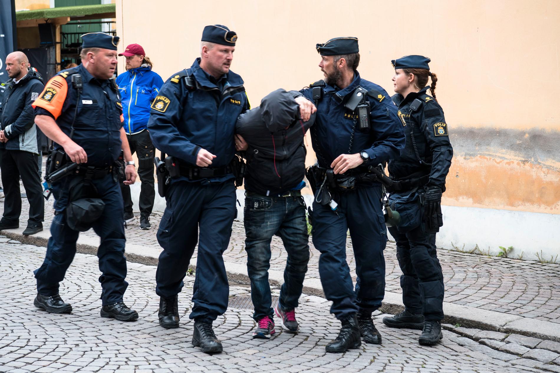 Polisen för bort en man som provocerat Nordiska motståndsrörelsen under deras demonstration.