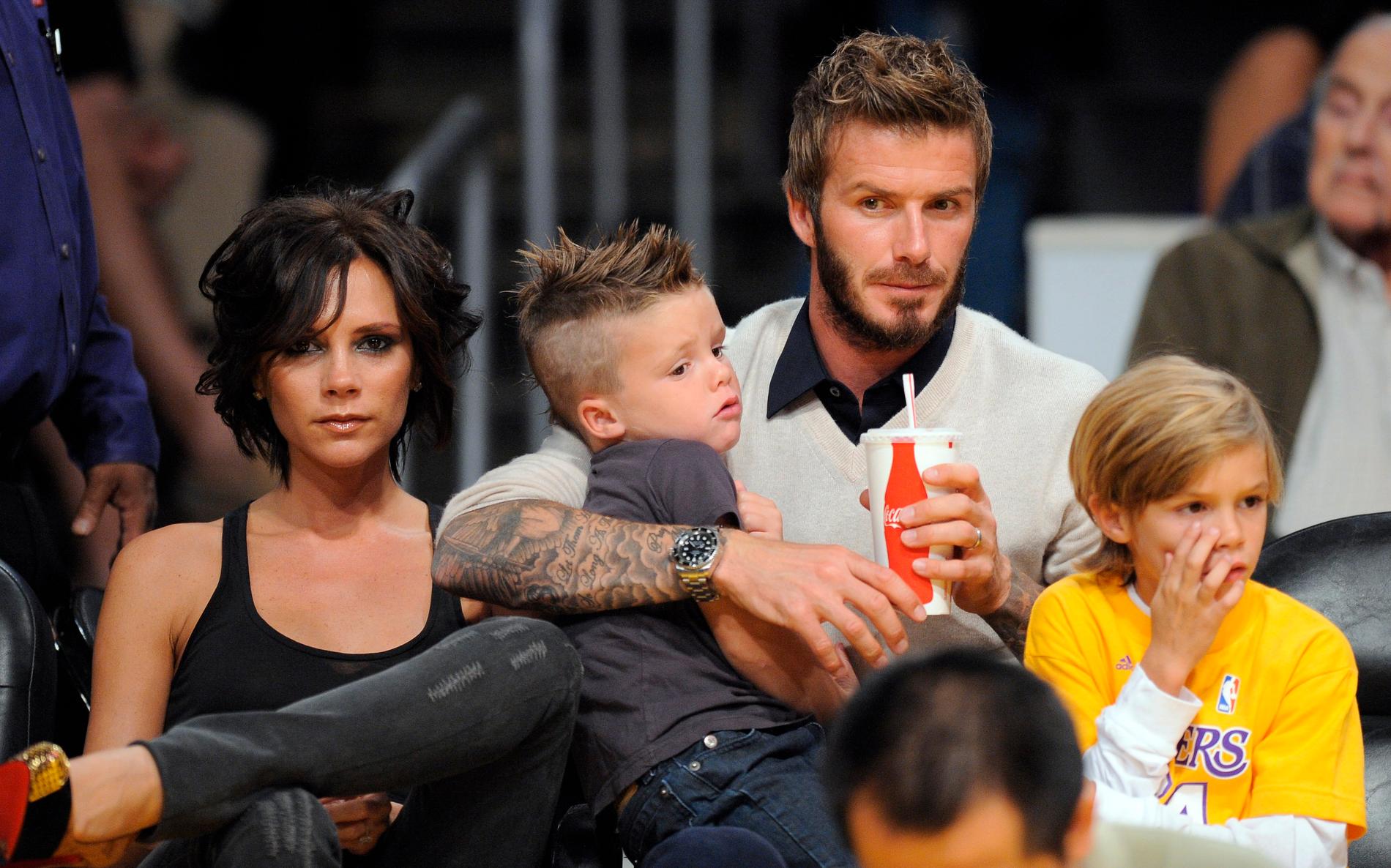 2009 Nästan hela familjen Beckham på basketmatch.