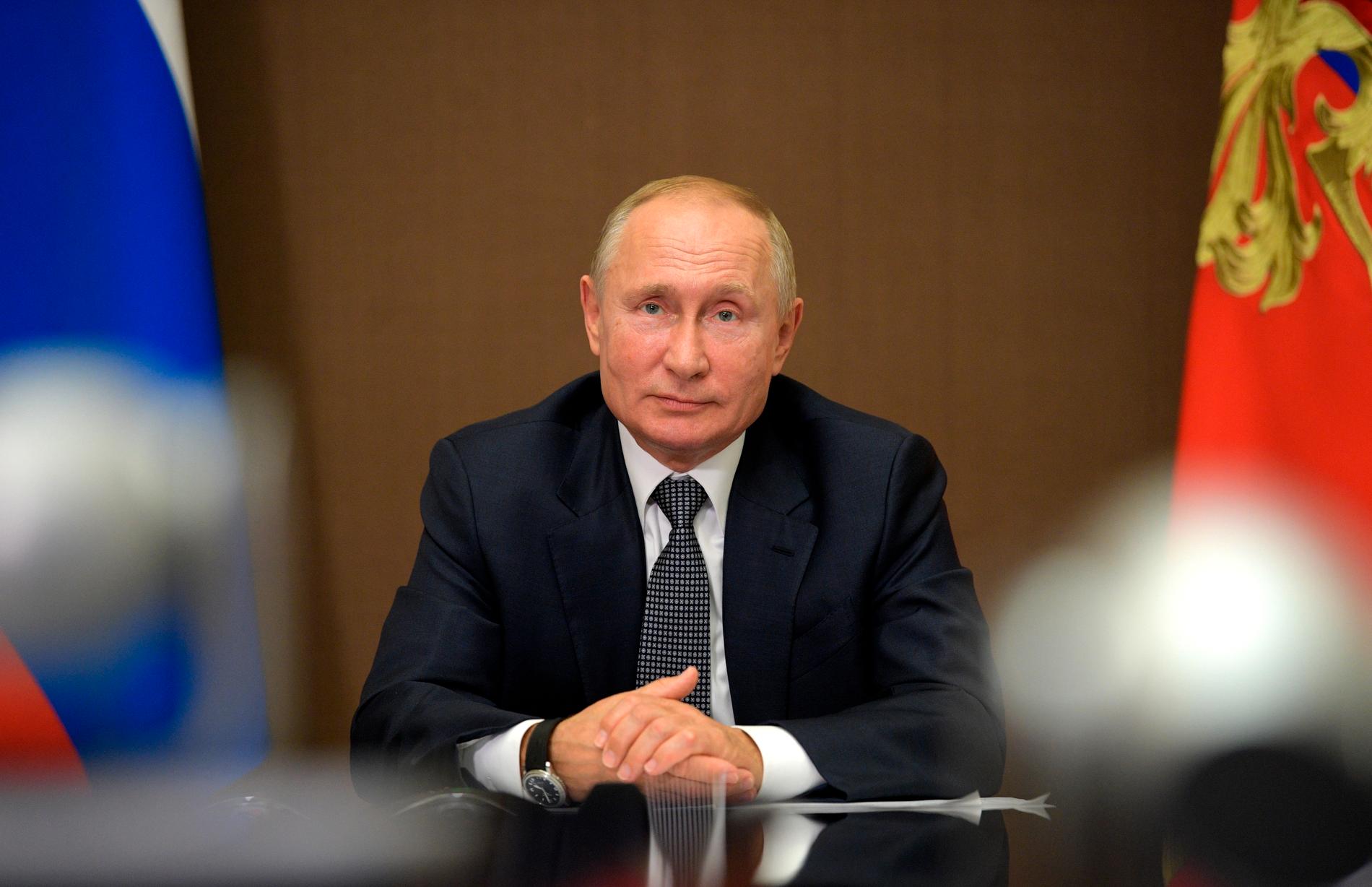 Rysslands president Vladimir Putin har pratat i telefon med Frankrikes president Emmanuel Macron.