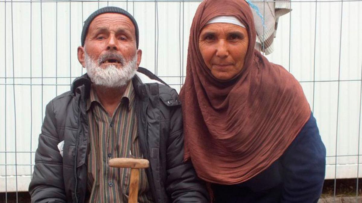 Blinde Abdul Quader Azizi, 110 år, med en dotter.