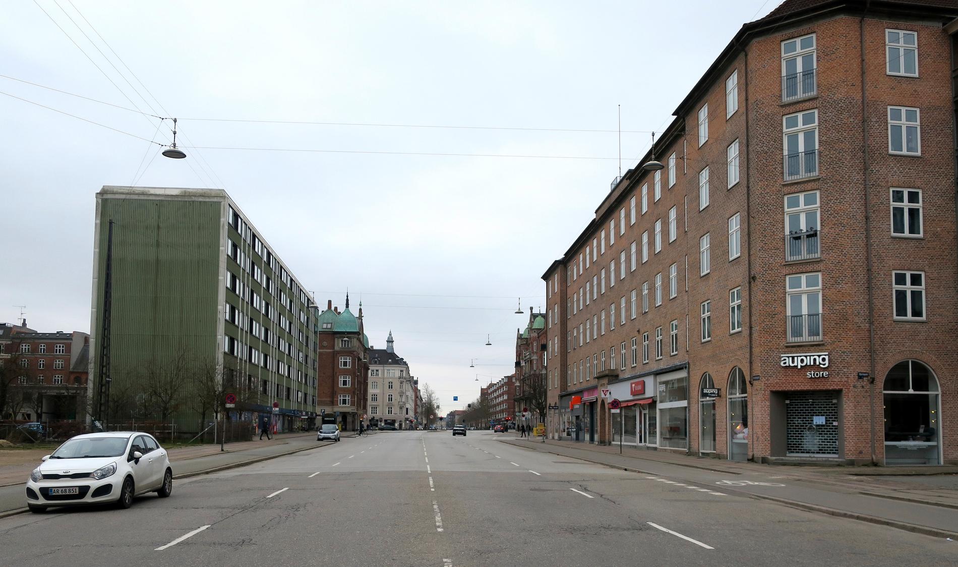 Østerbrogade i Köpenhamn. Danmarks regering har förlängt de restriktioner som införts på grund av coronaviruset och förbereder sig nu för att kunna skärpa dem ytterligare. Arkivbild.
