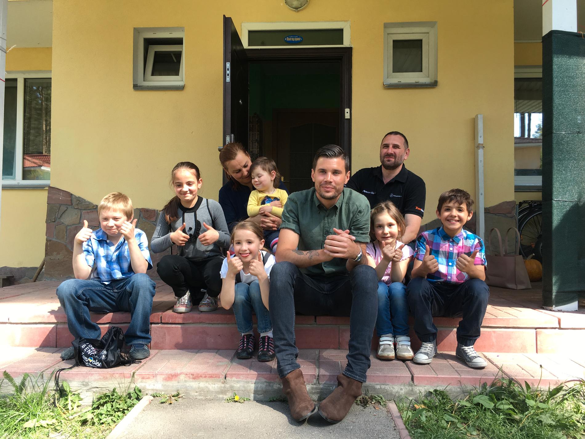 Barnens nya hem. Robin Bengtsson tillsammans med Mikhail och Natalia Prihodko och sex av deras åtta fosterbarn.
