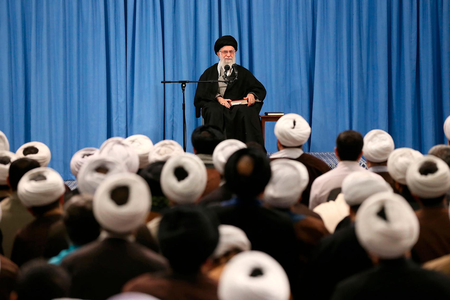 På bilden, släppt av Irans högste ledare ayatolla Ali Khameneis kansli, talar han i Teheran på söndagen.