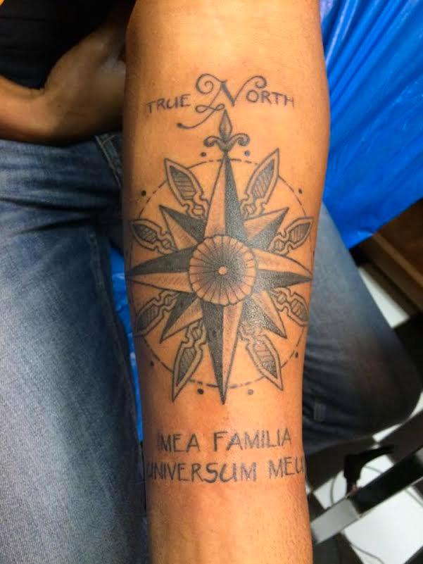 Odain Rosen hedrar sin familj med en tatuering