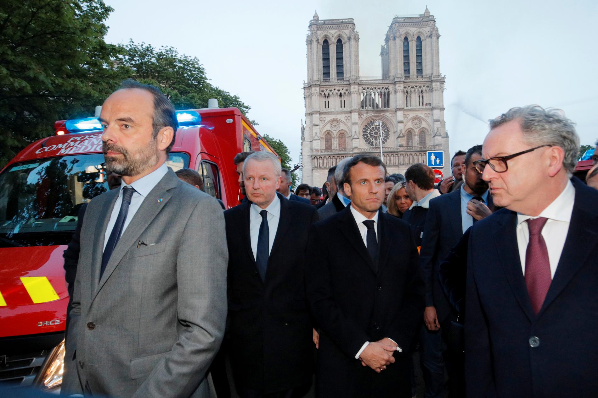 Frankrikes premiärminister Edouard Philippe, till vänster, besöker Notre-Dame tillsammans med president Emmanuel Macron.
