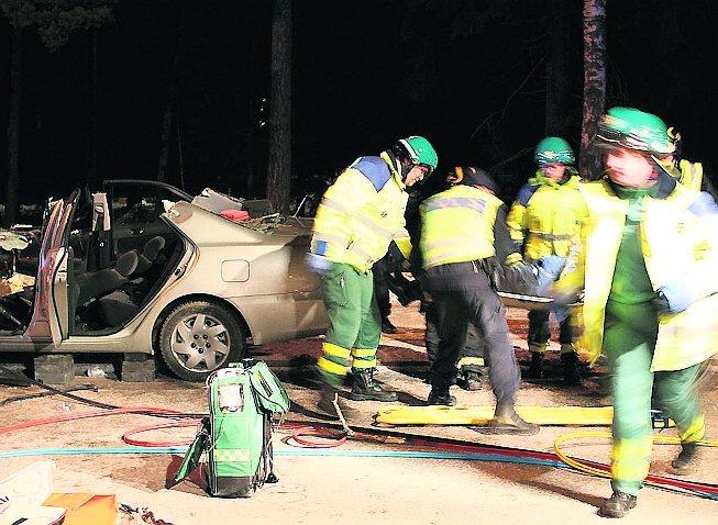 enköping En bil krossades av ett träd som blåste omkull på Stockholmsvägen i Enköping. Föraren satt fastklämd och klipptes loss av räddningstjänsten.