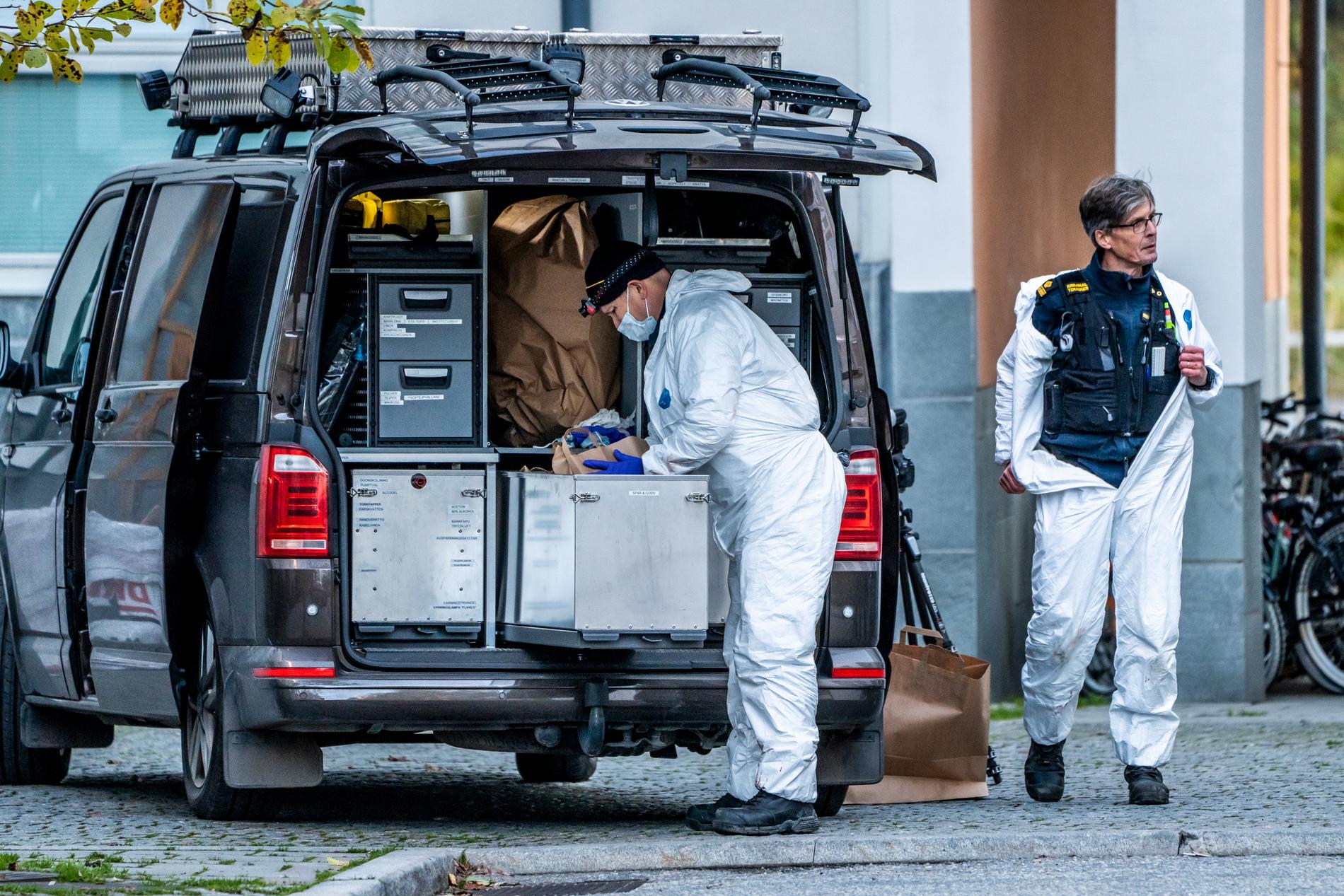 Snart ett halvår har gått sedan Nils ”Einár” Grönberg sköts ihjäl i Hammarby sjöstad i Stockholm. Polisens tekniker vid bostadsområdet där han sköts. 