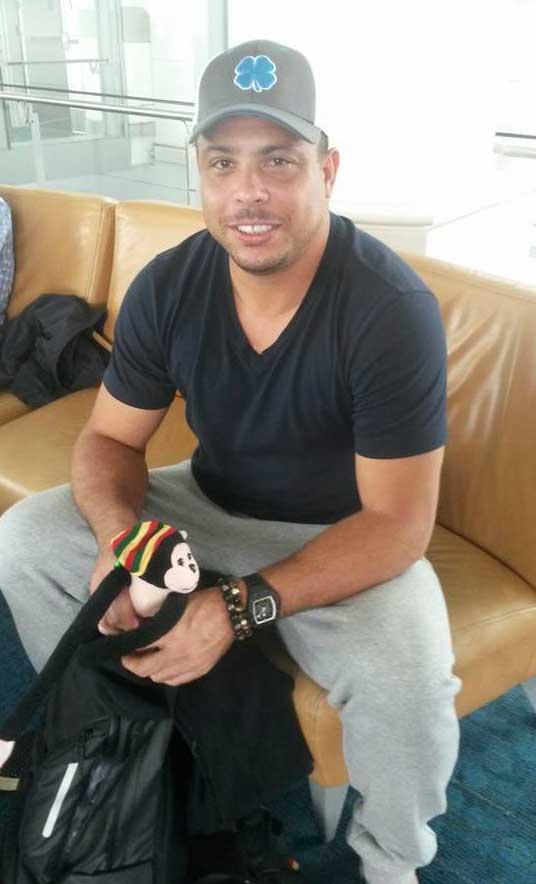 På väg hem Ronaldo säger hej då till Bahamas på flygplatsen i Nassau.