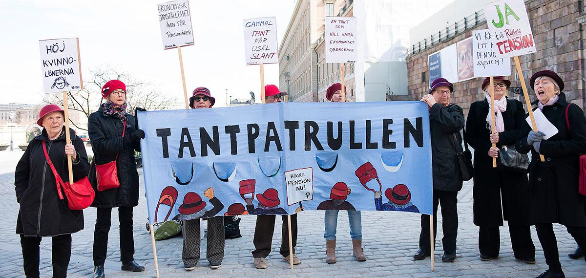 Varje torsdag i fem år har gänget av arga kvinnor  i Tantpatrullen samlats vid Mynttorget i centrala Stockholm för att demonstrera mot pensionssystemet. Just nu har de vinteruppehåll – bilden är tagen förra året.