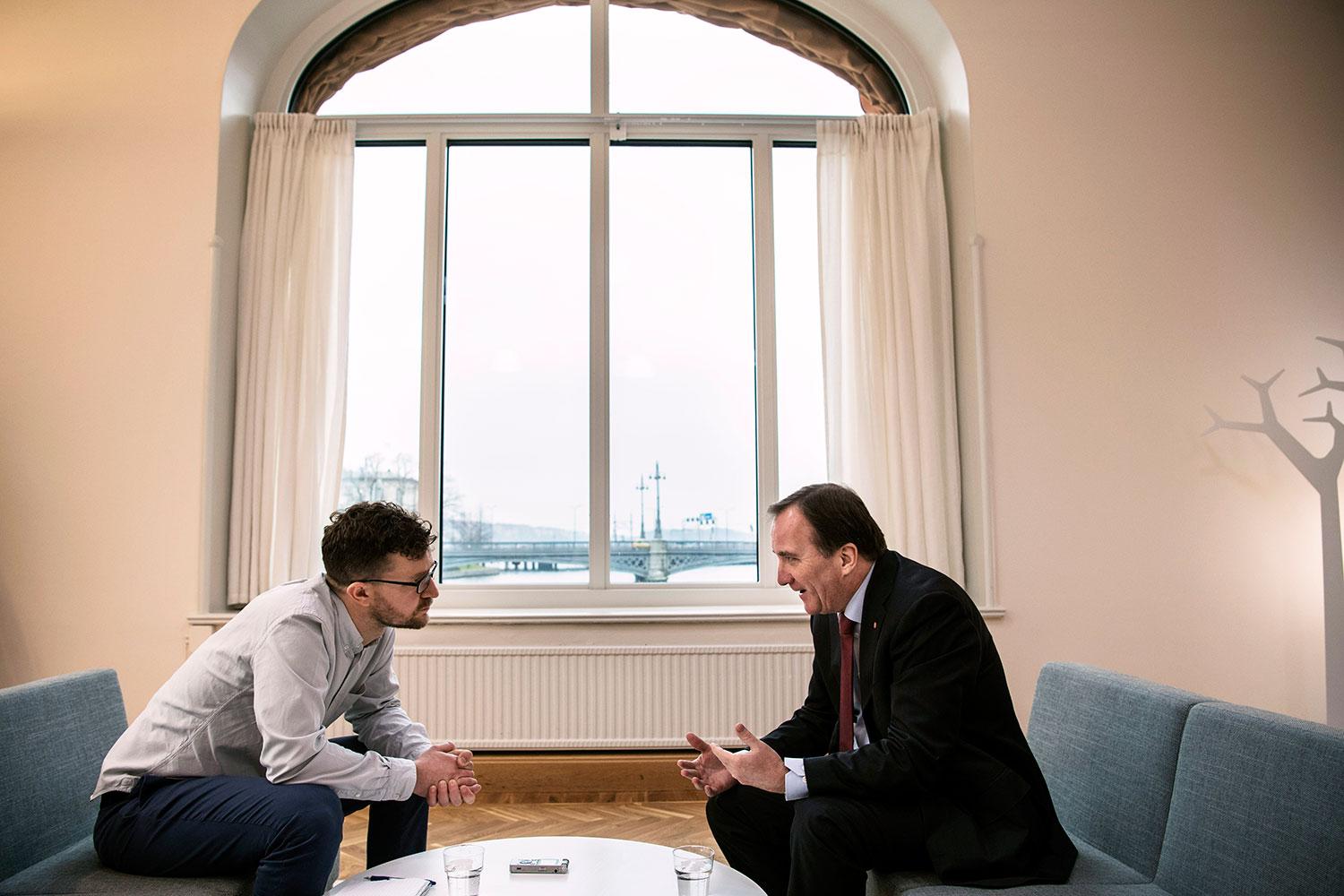 Aftonbladets reporter Pär Karlsson intervjuar statsminister Stefan Löfven.