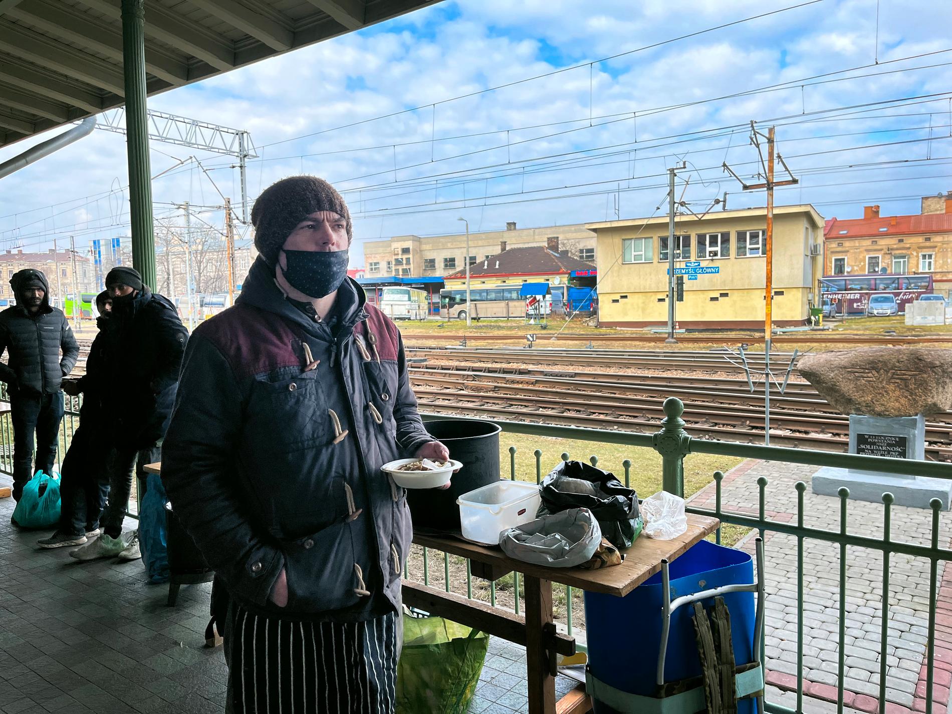 Många volontärer hjälper flyktingarna vid stationen. Maciek har lagat kål- och köttsoppa, en traditionell polsk rätt som han delar ut.