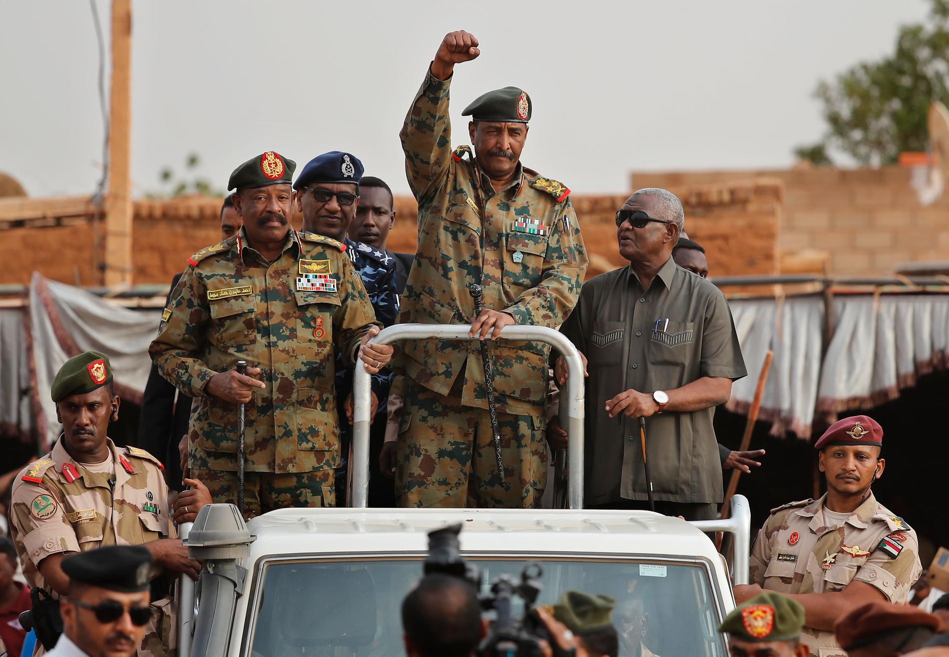 Abdel Fattah al-Burhan, militären som leder Sudans övergångsregering efter tidigare diktatorn Omar al-Bashir, har redan tampats med anklagelser om massakrer mot civila och illegitim nedsläckning av internet.