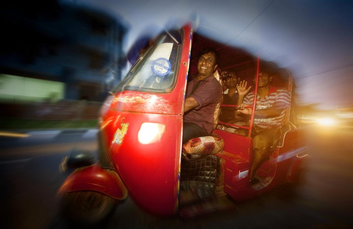 Priset för en tur med tuktuk är fortfarande oslagbart. Men det finns förstås roligare saker än att hamna bakom en gammal dieselbuss.