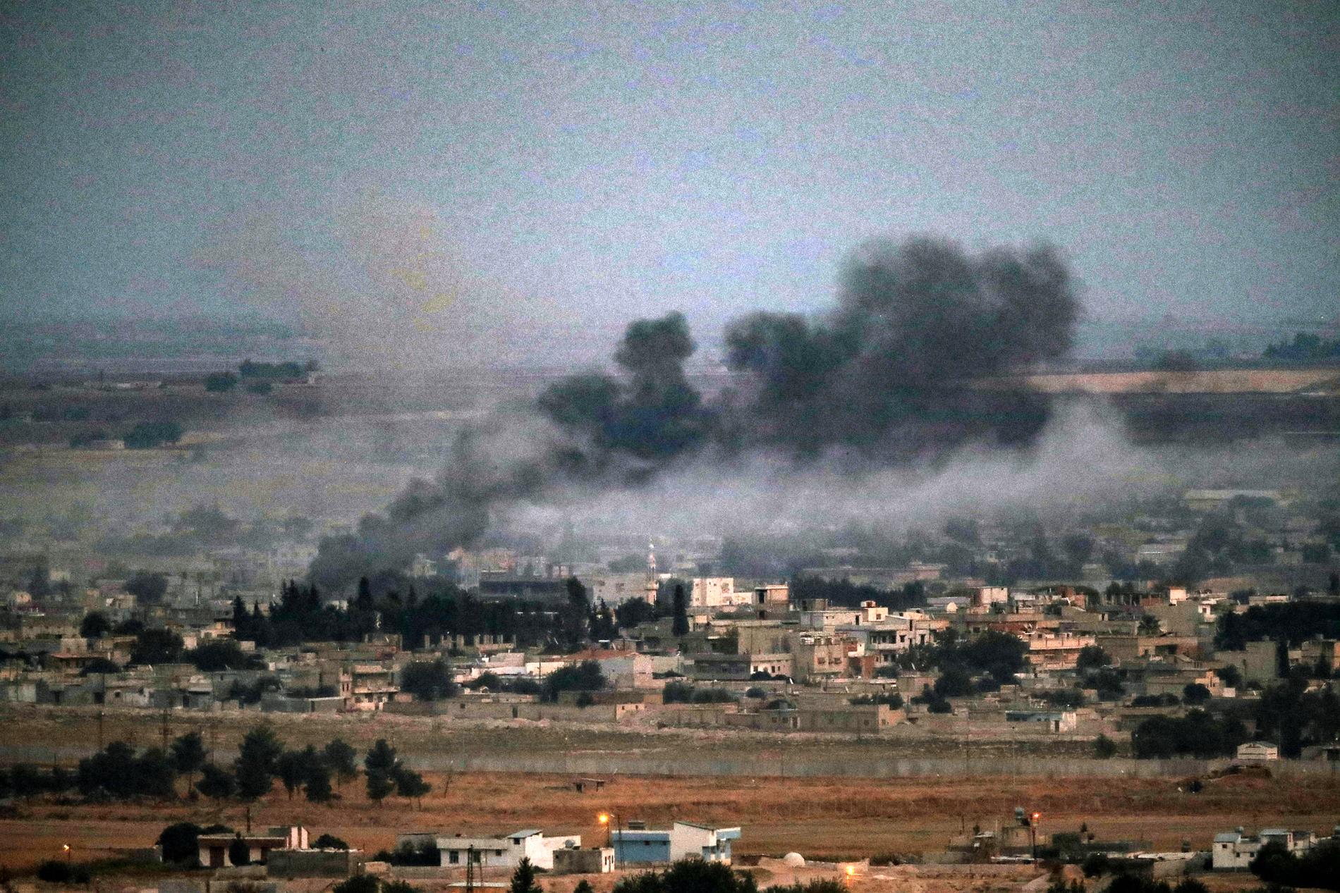 Den tillfälliga vapenvilan har brutits i staden Ras al-Ain i Syrien. Bilden är från 17 oktober.