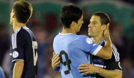 Luis Suarez och Argentinas Maxi Rodriguez.