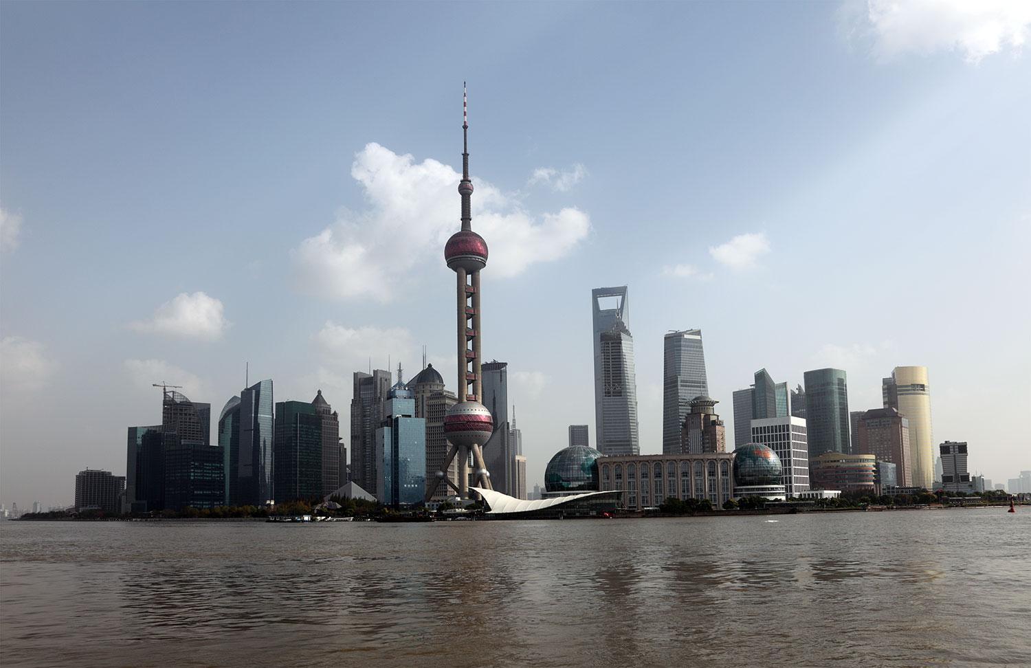 Shanghais skyline domineras av Oriental Pearl TV tower.