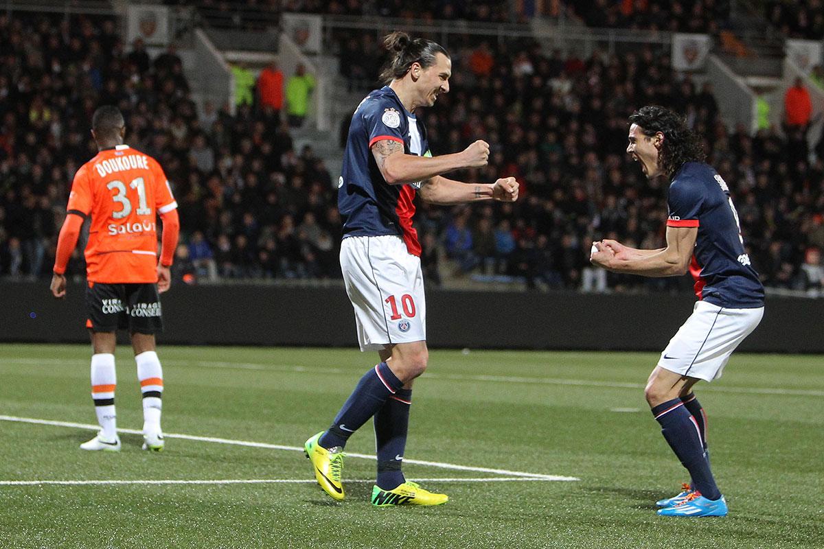 Zlatan efter ett mål på Lorients konstgräs.