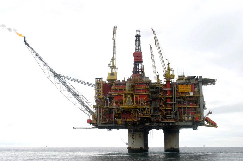 Stort utsläpp Det har läckt ut olja vid 3 840 kubikmeter råolja från oljeborrplattformen Statfjord-Alpha i Nordsjön. Bilden är tagen vid ett tidigare tillfälle.
