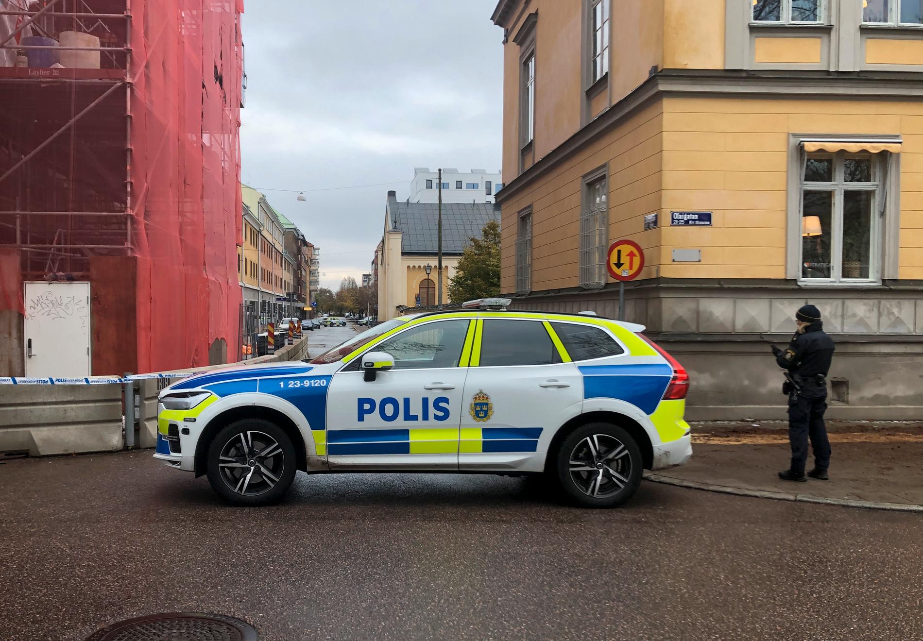 Boende har evakuerats efter larm om ett farligt föremål i centrala Örebro.