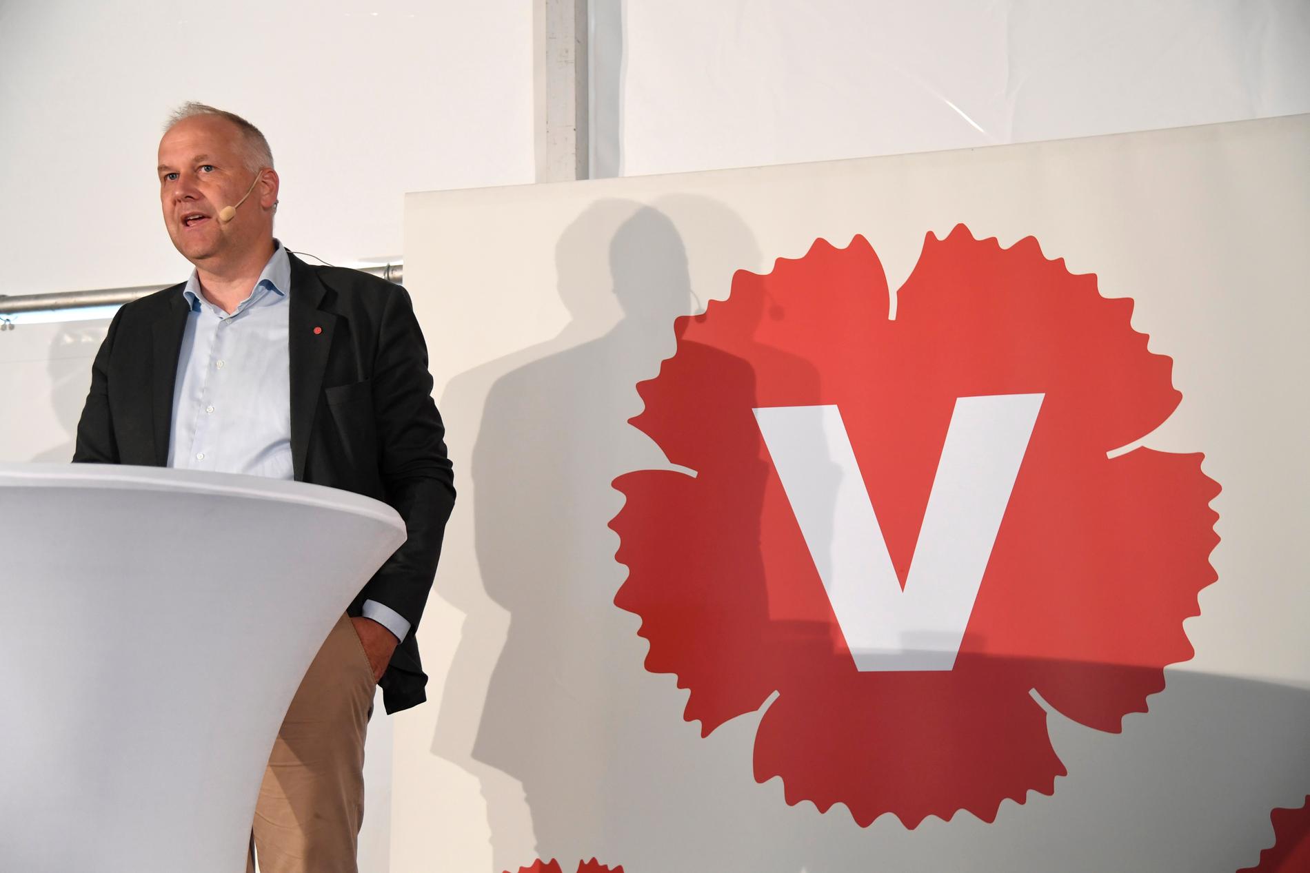 Vänsterpartiets ledare Jonas Sjöstedt återupprepade i dag hotet om att fälla regeringen. 