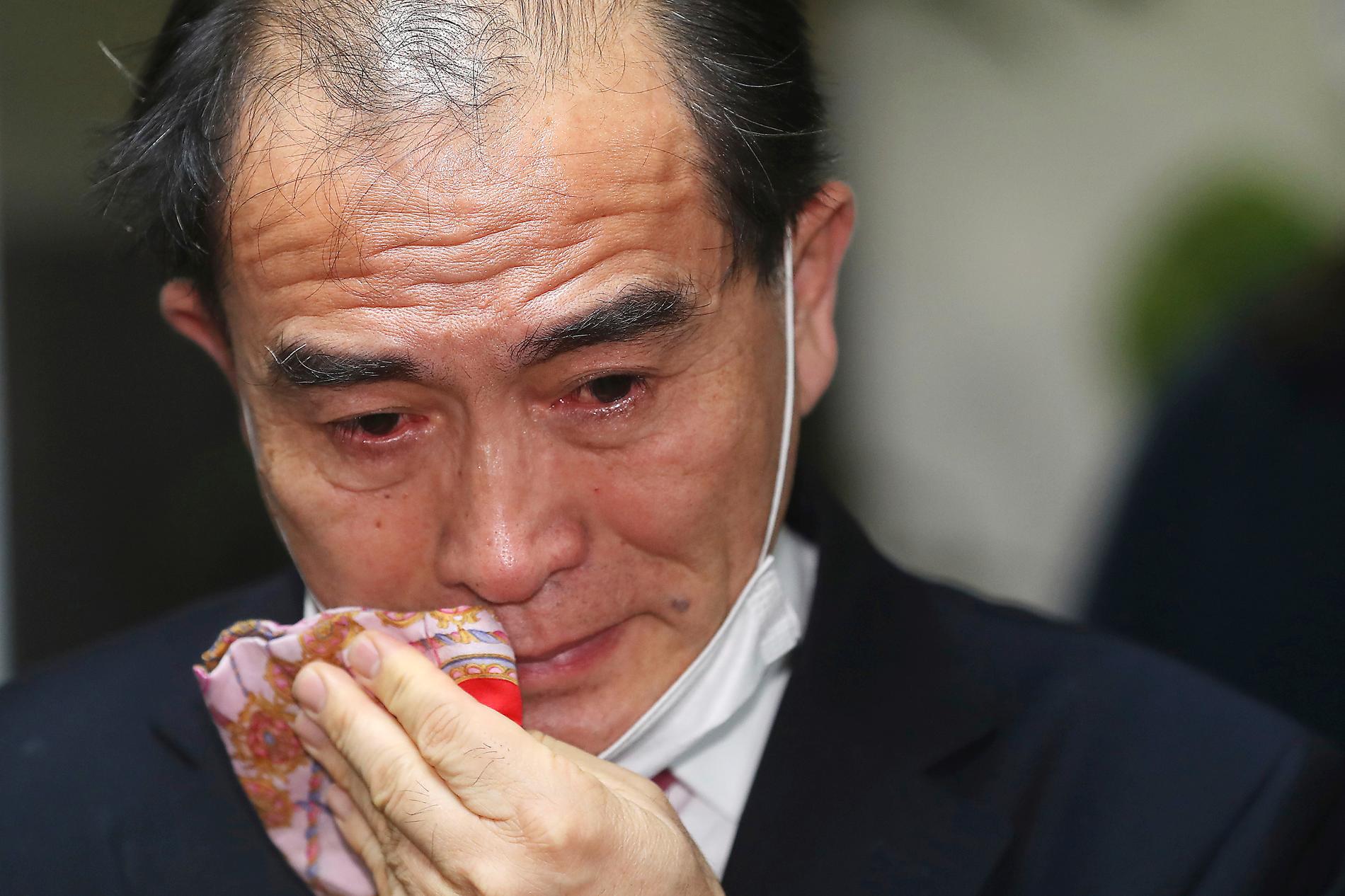Thae Yong-Ho som hoppade av från Nordkorea 2016 torkar tårarna när det står klart att han tar plats i Sydkoreas parlament. Bild från i torsdags.