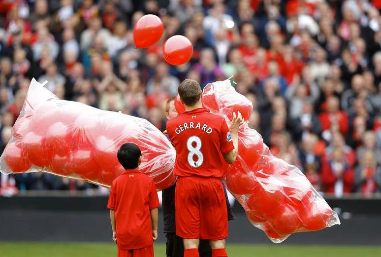 Steven Gerrard släppte 96 ballonger fria till minne av offren vid läktartragedin. Foto: Reuters